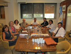 Manuel Cuesta (centro) y a su izquierda Leandro Pavón en la reunión con la directiva.