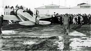 Fotografía de la llegada del piloto Antonio Menéndez y Peláez al aeropuerto sevillano de Tablada.