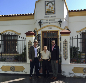 Pavón, a la derecha, es recibido por los directivos del Centro Andaluz de Mendoza.