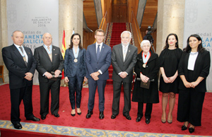 Feijóo y Santalices (c.) con los premiados y familiares de los expresidentes fallecidos.