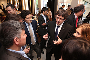 Puigdemont charlando con un grupo de catalanes en Londres.