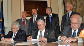 El acuerdo lo firmaron en octubre de 2015 el presidente del Hogar Español, Ángel Domínguez, el presidente de ‘La Española’, Gerardo García Rial, y el presidente de Casa de Galicia, Manuel Ramos.