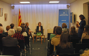 La consellera Meritxell Borràs en el encuentro con la colectividad catalana celebrado en la Delegación de la Generalitat en París.