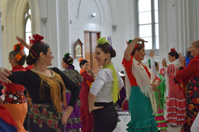 Sevillanas durante la misa celebrada en honor de la Virgen del Rocío.