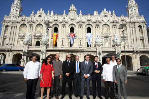 El presidente de la Xunta, Alberto Núñez Feijóo, con el resto de autoridades asistentes a la inauguración del Consello de Comunidades Galegas ante el histórico palacio del Centro Gallego de La Habana.