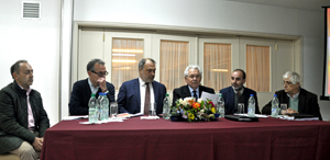 La presidencia de la Asamblea del Hogar, con el embajador Roberto Varela (tercero izq.) y a su izquierda el presidente de la entidad, Ángel Domínguez.