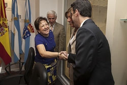 La conselleira de Sanidade, Pilar Farjas, con trabajadores del Hospital del Centro Gallego de Buenos Aires en la visita que realizó a la capital argentina el pasado mes de enero.