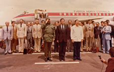 Fidel Castro, Adolfo Suárez y Raúl Castro en una de las imágenes de la exposición.
