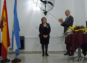 El cónsul Javier Benosa aplaude a María Teresa Puga tras imponerle la Medalla.