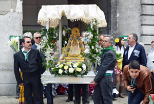 La Virgen del Rocío hace su entrada en el recinto Drie Fontainen.
