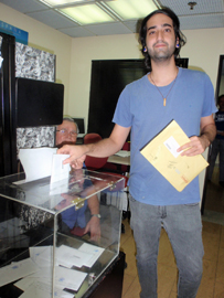 Uno de los electores que depositó el voto en la urna instalada en el Consulado de España en Caracas.