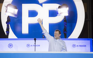 El candidato del PP y presidente del Gobierno en funciones, Mariano Rajoy, saluda a los afiliados y simpatizantes de su partido tras conocerse los resultados de las elecciones.