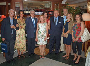 Los miembros del CRE de Génova con los diplomáticos españoles.