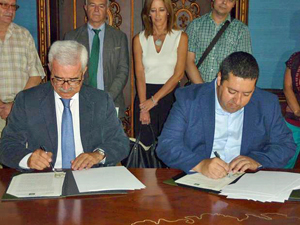 El vicepresidente de la Junta y consejero de la Presidencia y Administración Local, Manuel Jiménez Barrios, y el presidente de Faer, Mario Alonso, firmaron el convenio.