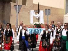 La Cruz de Mayo en procesión.