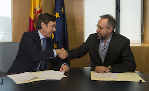 Los portavoces parlamentarios del PP, Rafael Hernando, y de Ciudadanos, Juan Carlos Girauta, firmaron el acuerdo.