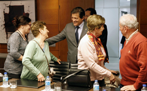 Javier Fernández, centro, saludando a los participantes en la Operación Añoranza.