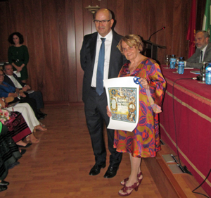 Paz Fernández Felgueroso recibió la ‘Madreña de Oro’ de manos de Juan Alberto González García.