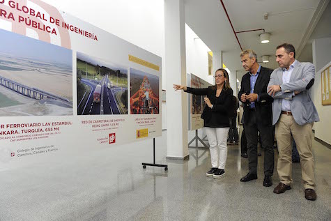 La conselleira Ethel Vázquez, durante la visita que realizó a la exposición ‘Empresas españolas construyen el mundo’.