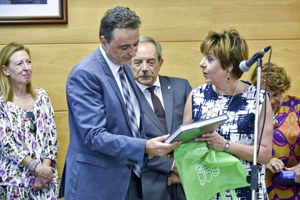 Begoña Serrano entregó un obsequio al alcalde de Torremolinos durante la recepción.