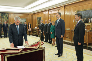 El nuevo ministro de Asuntos Exteriores y Cooperación, Alfonso Dastis, jura su cargo.