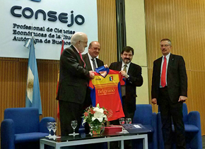 El embajador de España (izquierda) entrega una camiseta del Deportivo Español al rector de la Universidad de Belgrano.