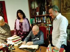 Pedro Trigo firmando en el Libro de Honor del Centro Galego de Barcelona.