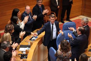 Alberto Núñez Feijóo recibe el aplauso y la felicitación de los miembros del Gobierno gallego en funciones y del grupo parlamentario del PPdeG tras su reelección como presidente de la Xunta.