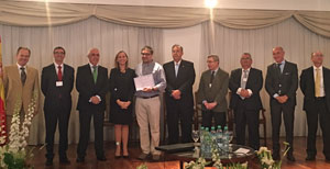 Del Corral y Miras Portugal entregaron los diplomas a los participantes del Congreso.