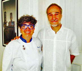 La chef Charo Val y el embajador de España en Cuba, Juan Francisco Montalbán Carrasco, en la inauguración de las jornadas.