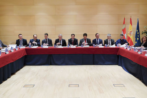 Imagen de la reunión del Consejo de Políticas Demográficas que presidió el consejero de Empleo, Carlos Fernández Carriedo.