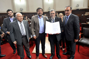 Acto de entrega del título honorífico a Guillermo Eduardo Pilía.