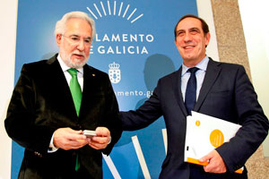El presidente del Parlamento de Galicia, Miguel Santalices, recibió del titular de Facenda, Valeriano Martínez, el proyecto de ley de presupuestos de la Xunta para 2017.