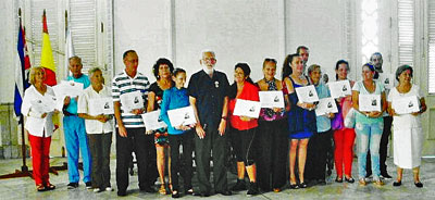 Graduados del 7º curso de galego y ganadores del Concurso Literario 2016 junto a su profesor.