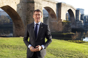El presidente de la Xunta, Alberto Núñez Feijóo, durante su discurso con el puente romano de Ourense restaurado de fondo.