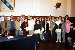Los estudiantes con las autoridades españolas tras recibir sus diplomas.