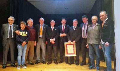 Miranda, en el centro, con los socios del Centro Gallego de Barcelona que fueron galardonados con la medalla de la entidad.