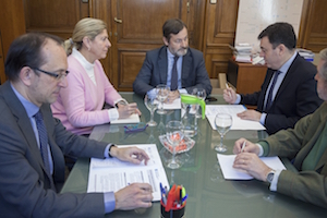 Imagen de la reunión que mantuvieron el secretario del Instituto Cervantes, Rafael Rodríguez-Ponga (centro), y el conselleiro Román Rodríguez (a su izquierda).