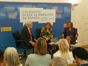 Estanislao de Grandes, Susana Malcorra y Carmen de Carlos durante el coloquio.