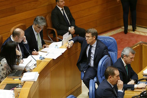 Alberto Núñez Feijóo habla con los portavoces del PPdeG en el Parlamento.