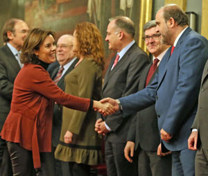 Vicente Guillén saludando a la vicepresidenta del Gobierno, Soraya Sáenz de Santamaría.