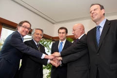Feijóo y los directivos de Caixa Galicia y Caixanova unen sus manos tras anunciar la fusión.