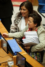 Farjas, en el Parlamento, con la titular de Traballo, Beatriz Mato.