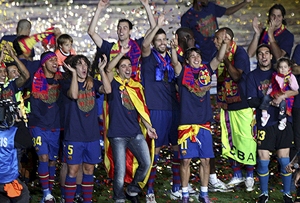 Los jugadores del Barça celebrando el título de campeones en el césped del Nou Camp.