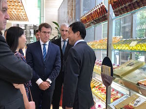 El presidente Núñez Feijóo durante la reunión con el mayor proveedor de productos agrícolas chino, COFCO.