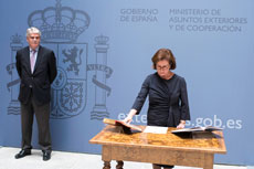 Beatriz Larrotcha toma posesión ante el ministro Alfonso Dastis.