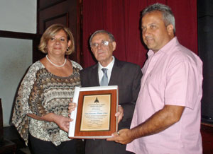En nombre de la Asociación Virgen del Pino, sus directivos Javier Medina y Ana María Mota entregaron placa de reconocimiento a Antonio Álamo.