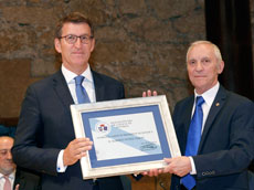 Feijóo recibió el galardón de manos del presidente de la Asociación, Manuel Fernández Quevedo