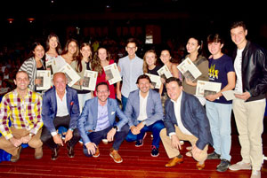 Rodríguez Miranda con los jóvenes que recibieron las ‘compostelas’.