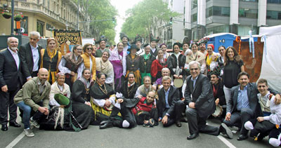 Autoridades con jóvenes que participaron en el ‘Buenos Aires celebra Galicia’.